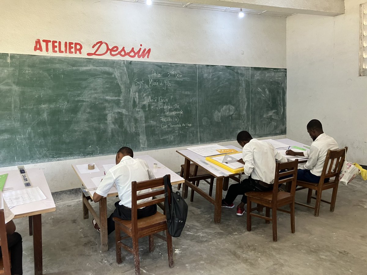 AmbSuisseRDC's tweet photo. Ravi d’avoir pu rendre visite à l’École Professionnel du Bâtiment EPROBA dans la commune de #Lemba. Pilier du sytème éducatif en 🇨🇭, la formation professionnelle est primordiale au développement de l’économie congolaise 🇨🇩. Bravo aux jeunes congolais et aux initiateurs suisses. https://t.co/C6OACcaZq8