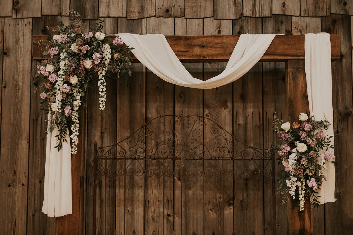 PineViewAcres's tweet photo. We always love to see how each couple dresses up our venues, and this couple definitely did a great job!

(Photo credits to Sarah Harrington Photo) https://t.co/qaDHFX7p9p