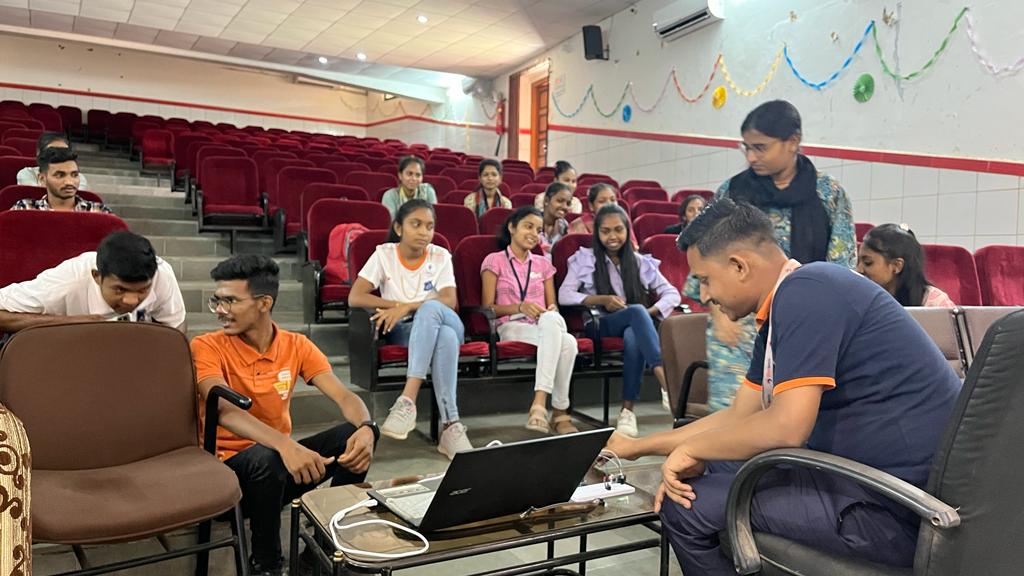 RajStembotix's tweet photo. Innovation Club prabodh level training Day 2 at Smt.R.P. Chauhan Arts &amp; Smt. J.K. Shah &amp; Shri K.D. Shah Commerce College, Vyara , Tapi  students  with aim to proudly say "I Am An Innovator". #drone #Robotics #telescope #STEMeducation
@PMOIndia @CMOGuj @InnoClubCHE @STEMbotix https://t.co/VyhixFSdP7