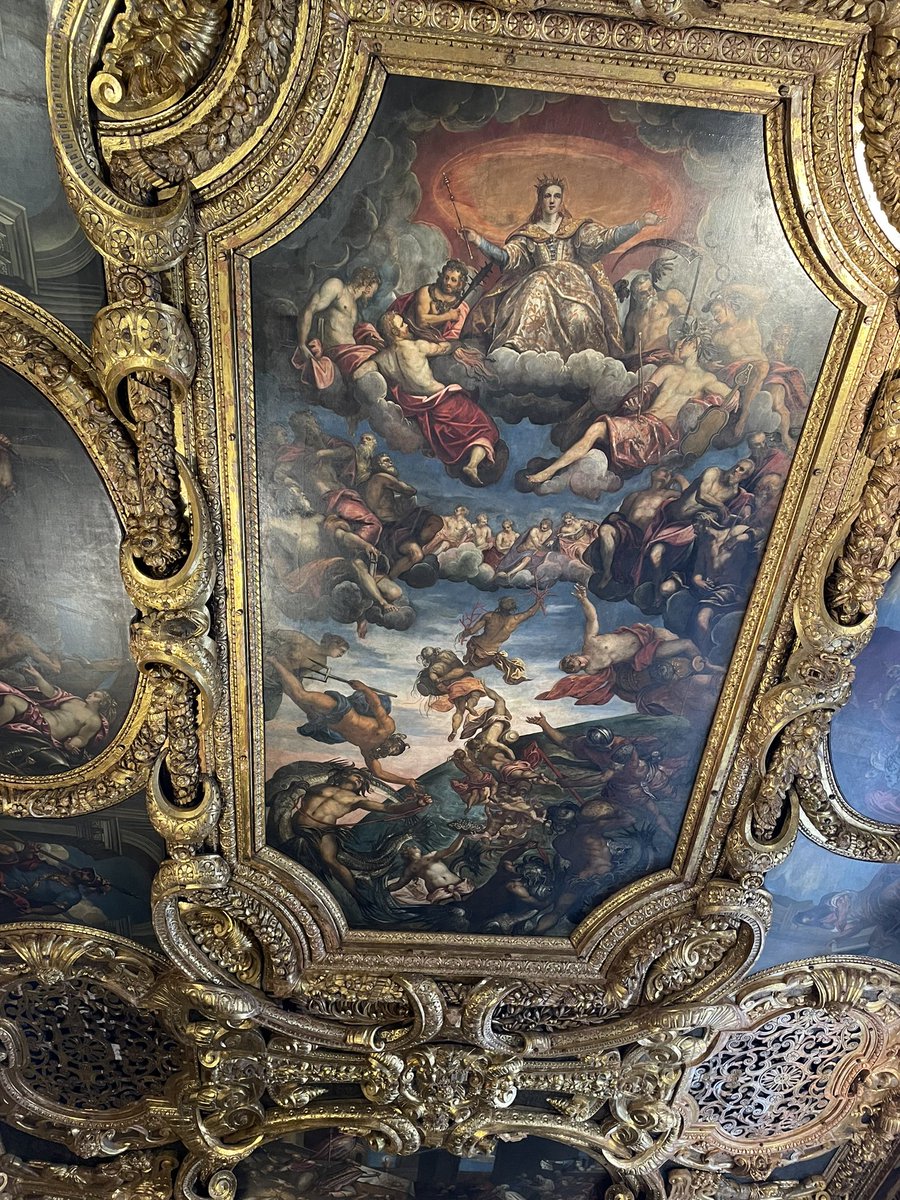 PdeFeydeau's tweet photo. Au Palais des doges de #Venice, les yeux sont constamment attirés aux plafonds : orgies d’ors, de #Véronèse et de #Tintoret comme si la Sérénissime avait voulu éblouir jusqu’à l’écœurement. Dans cette profusion, cette humble fresque déposée d’un couronnement de #Marie émeut plus! https://t.co/4mRd6tulxq