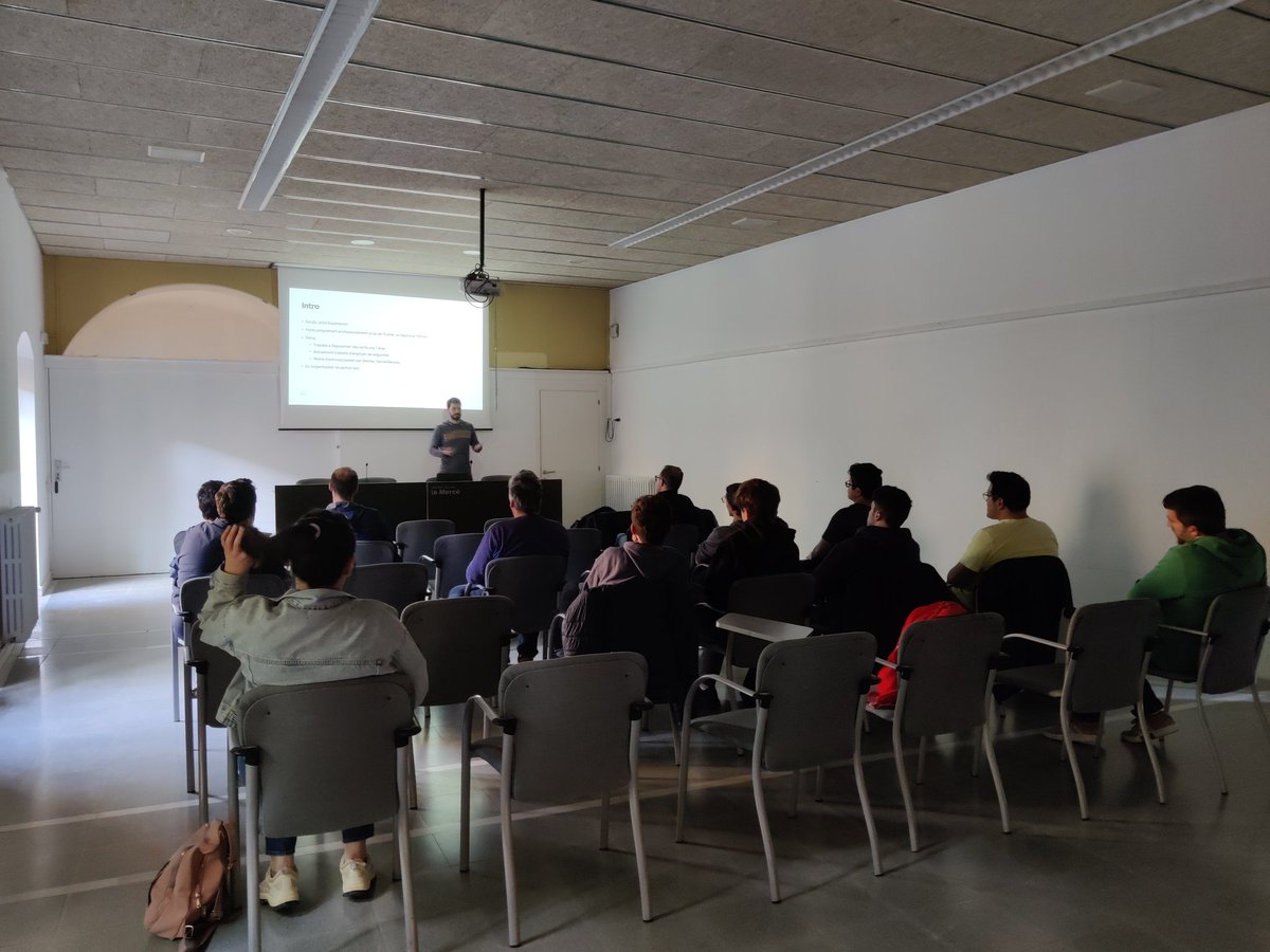 PythonGirona's tweet image. Comencem la xerrada de bones pràctiques al món professional amb @jordixou !
