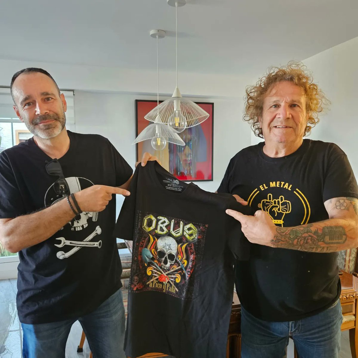 luistrillomata's tweet image. Recibiendo de manos del gran Fortu la camiseta oficial de #APicoYPala 
@obusoficial 
@Fortu_Sanchez 
#PorMuchosMásAñosDeObús
#Rock
