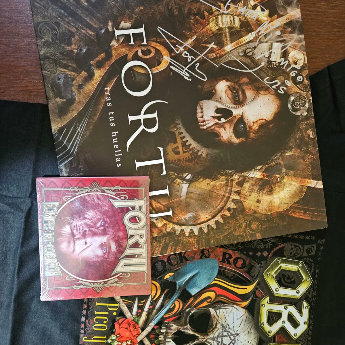 luistrillomata's tweet image. Recibiendo de manos del gran Fortu la camiseta oficial de #APicoYPala 
@obusoficial 
@Fortu_Sanchez 
#PorMuchosMásAñosDeObús
#Rock