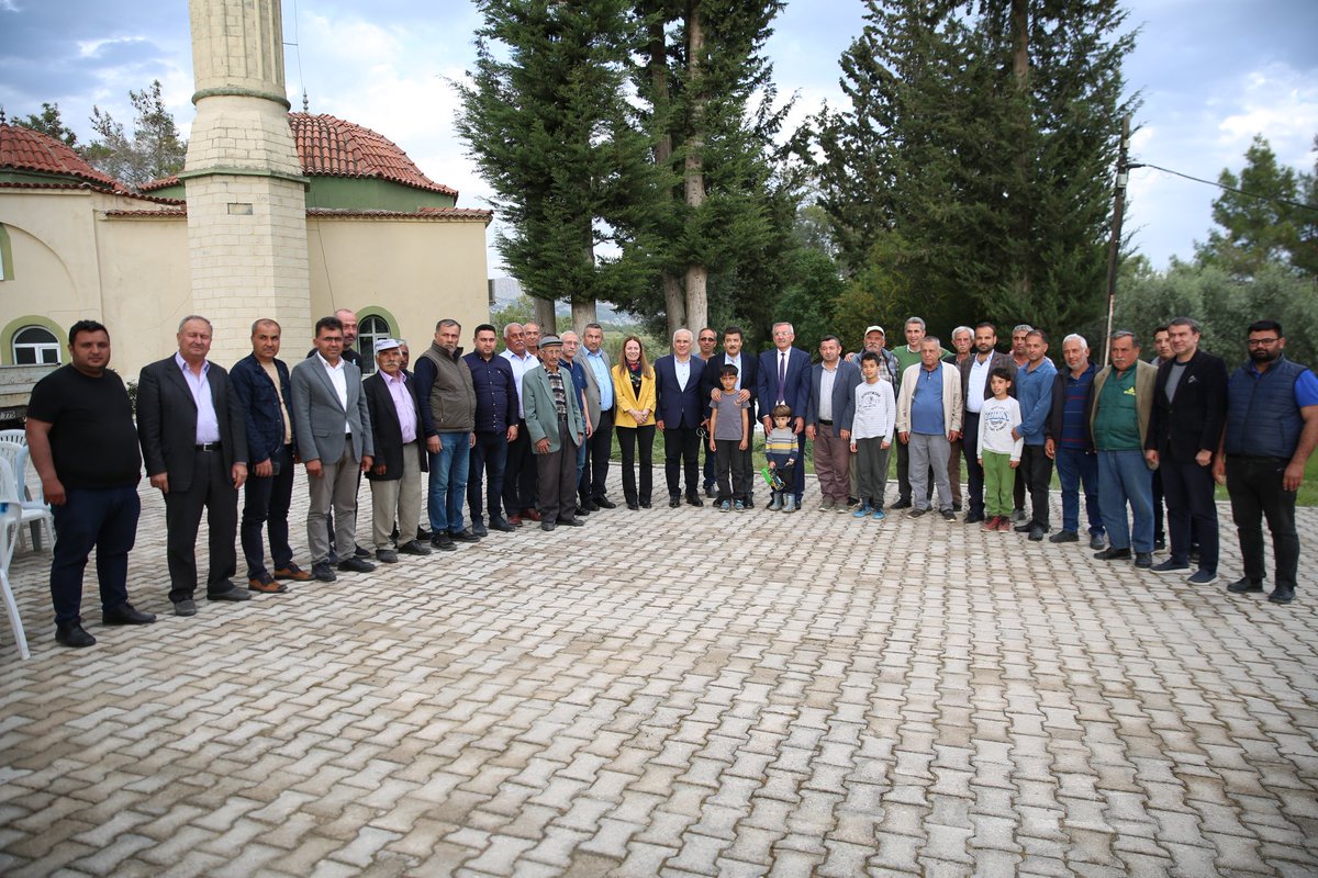 enveraputkan's tweet photo. Milletvekilimiz Kemal Çelik, Milletvekili adayımız Tülay Beşkonak Özçay ve İlçe Başkanımız Hasan Yıldırım ile #Alacami Mahallemizde hemşehrilerimizle bir aradayız.
#TürkiyeYüzyılı https://t.co/dU3cSByBAc