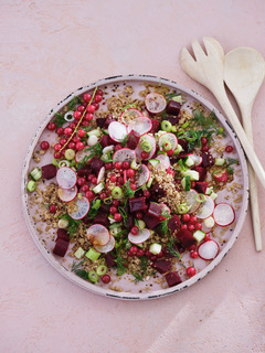 Tijdens deze #weekvandeovergang deel ik alvast een paar foto's en weetjes uit 'Eten als medicijn: Overgang' het boek dat ik maak samen met gynaecologe Dorenda van Dijken en dat verschijnt op 16 juni. Dit is een quinoasalade met oa bietjes, radijs, bessen en dille. (Draadje)