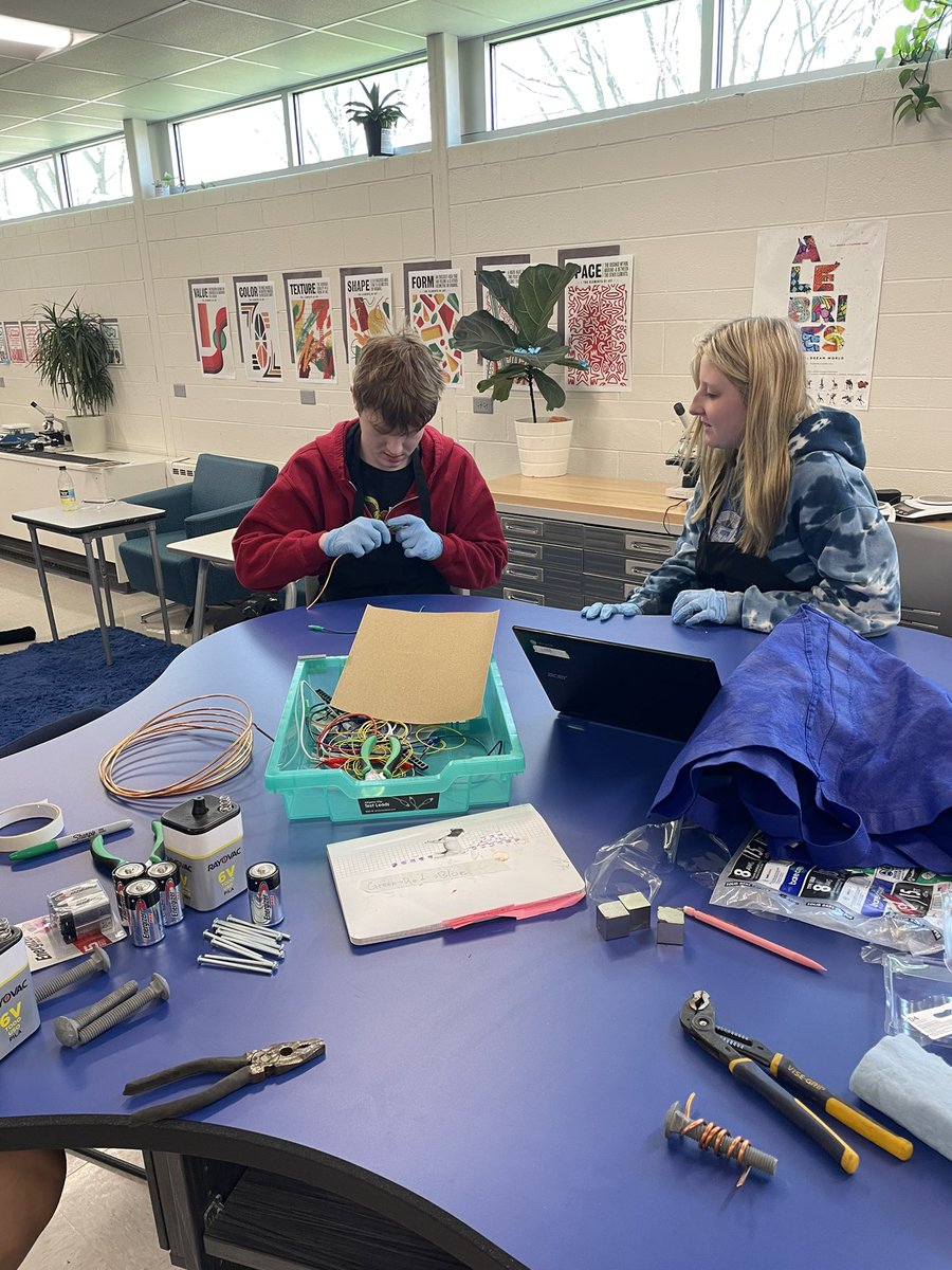 CompassD303's tweet photo. Students in the Electrochemistry seminar researched the relationship between electricity &amp; magnetism. Then, using wire, bolts, &amp; an electricity source, they created a magnet. By combining 3 magnets, one group was able to pick up a 5-lb. metal bar. #InquiryEd #STEM https://t.co/No7atYepHn