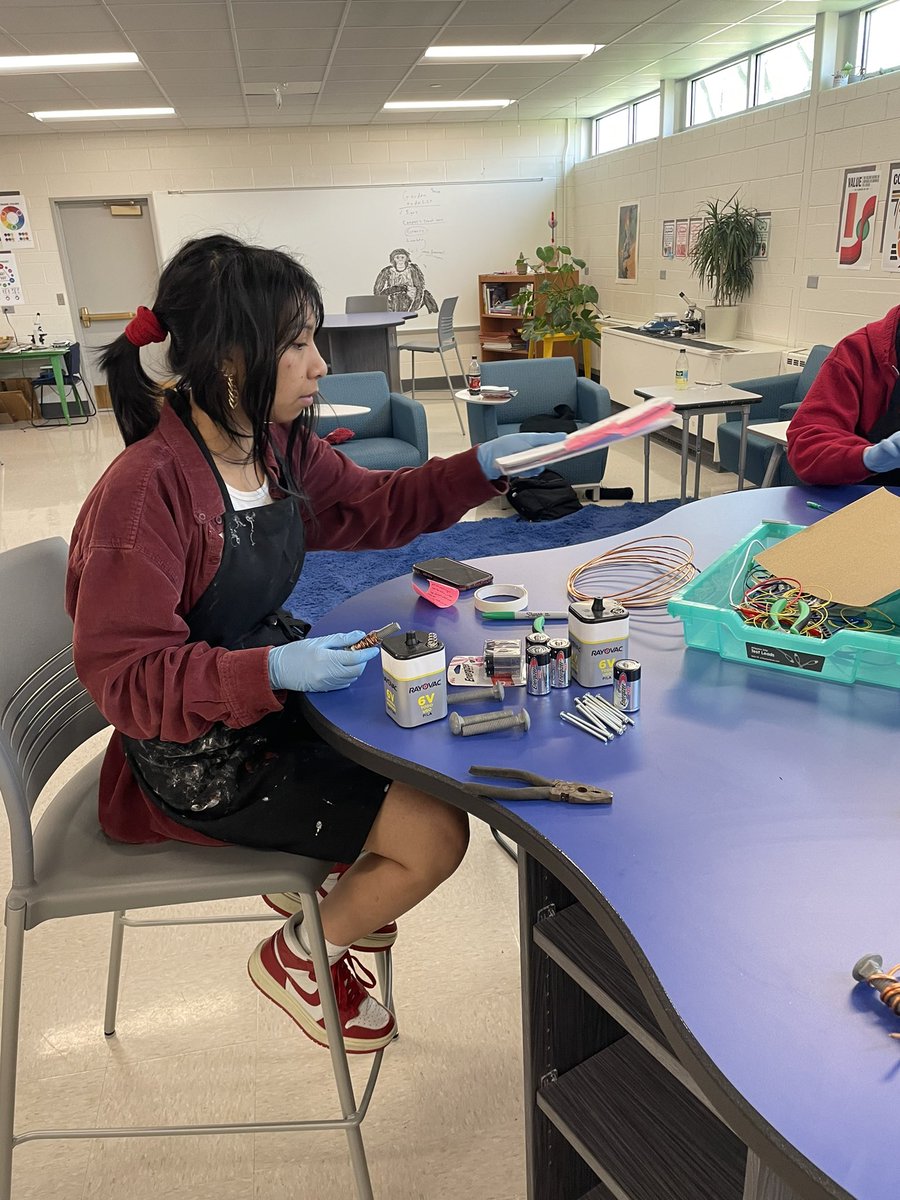 CompassD303's tweet photo. Students in the Electrochemistry seminar researched the relationship between electricity &amp; magnetism. Then, using wire, bolts, &amp; an electricity source, they created a magnet. By combining 3 magnets, one group was able to pick up a 5-lb. metal bar. #InquiryEd #STEM https://t.co/No7atYepHn