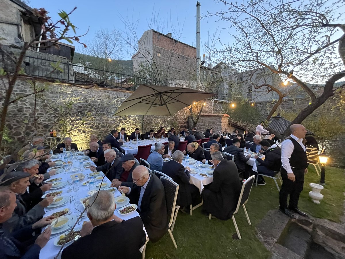 DpGultekinUysal's tweet photo. Kurtuluşun, Kuruluşun Başkenti, Baba Ocağımız Afyonkarahisar’da Kıymetli Partililerimiz, Millet Ittifakı’nın çok değerli Milletvekili Adayları, İl ve İlçe Başkanları, gönül verenleri ve hemşehrilerimizle iftar sofrasında bir araya geldik. https://t.co/H6RPCg4KHT