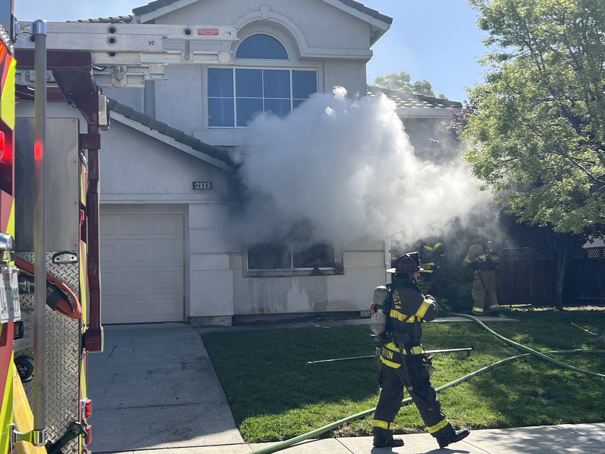 vimpa12's tweet photo. Working fire in Antioch. Quick action by crews kept it a single alarm. https://t.co/huo7FOl8rg