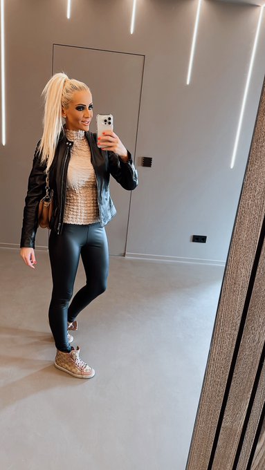 Ich w&uuml;nsche euch einen sch&ouml;nen Feierabend 🖤   🫶 https://t.co/xsX6PuH2P4 https://t.co/de7AreUT5F