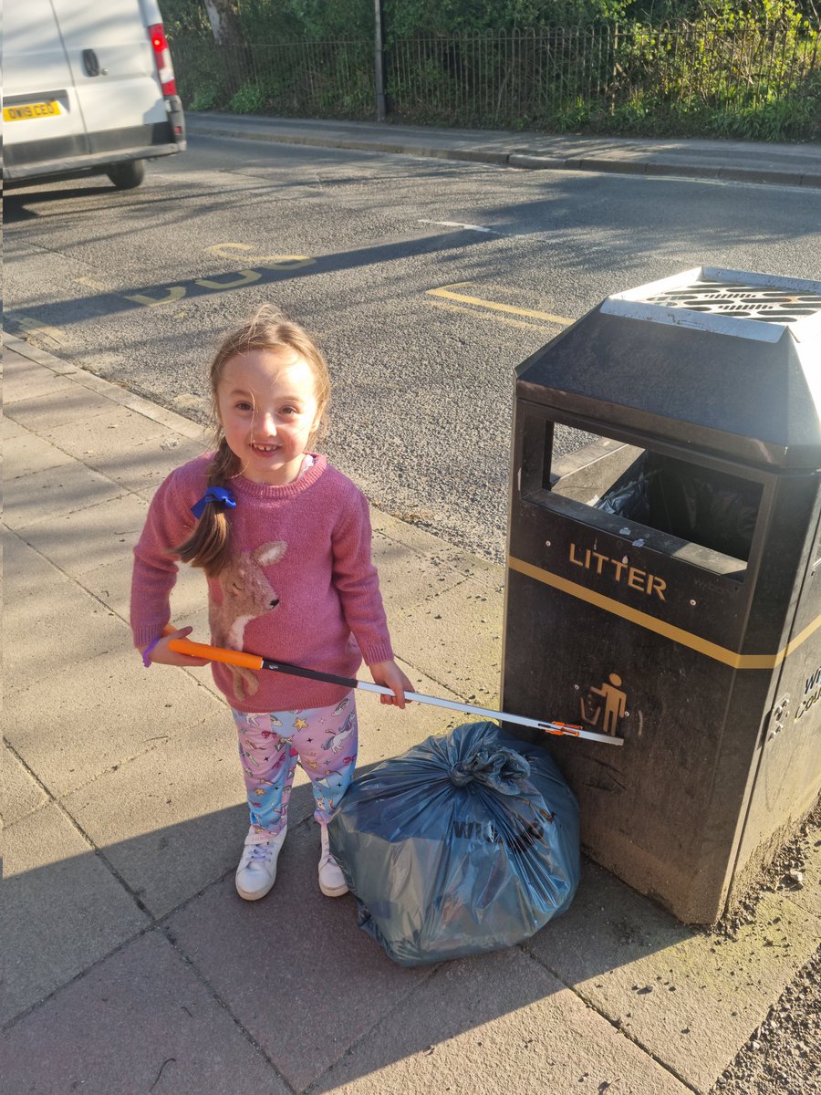 caveamanda321's tweet photo. Sunny evening, and Amelie said she wanted to make rice crispy cakes and go litter picking. I said unfortunately we'd only have time for one of those.... guess which she chose! Think we'll try to make the time for rice crispy cakes after all! 💜 @MissWrightOLA @KevinMaguire6 https://t.co/4qiGvjZCGA