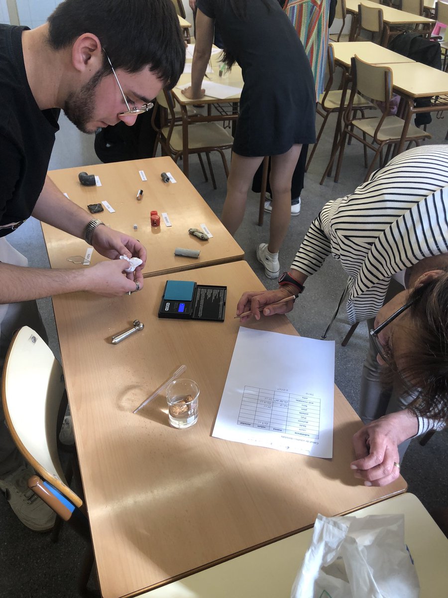 Alumnes de #GES1 calculant volums i densitats al @cfasegria