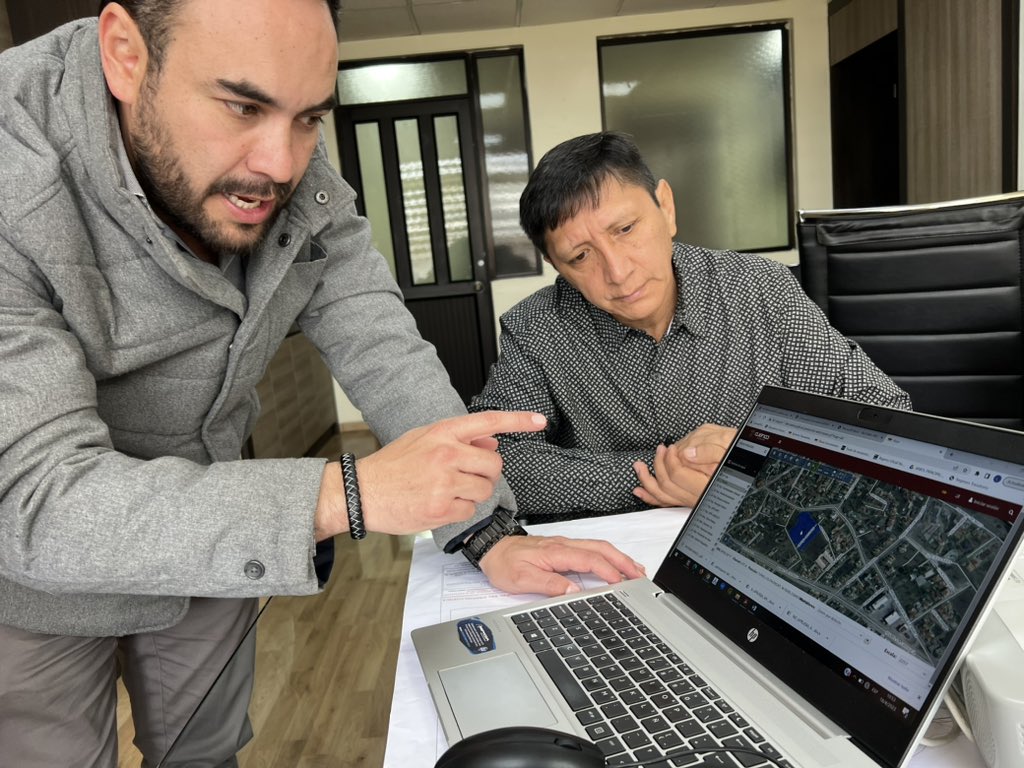 MarisolPenaloz2's tweet photo. 📌 #ParqueDelMigrante
Esta mañana junto a Daniel García asistimos a una reunión de trabajo con el  Director de Planificación y el Sr. Walther Sinche Director Ejecutivo de Alianza Ecuatoriana Internacional, para tratar sobre los avances de la construcción del parque del Migrante. https://t.co/IPxvmE9w82