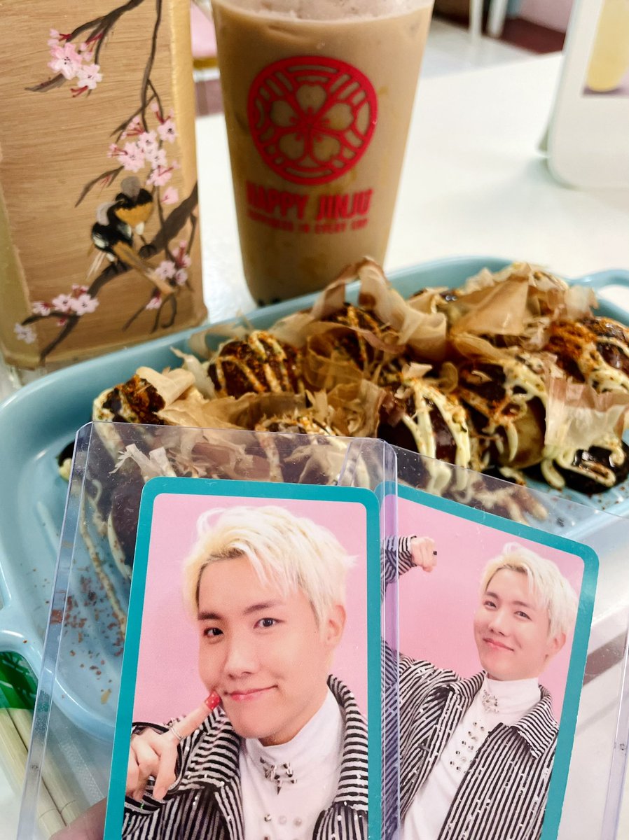 jeykeysMD's tweet photo. @7btskook WE LOVE YOU HOBI 
WE WILL WAIT FOR YOU HOBI
#HaveASafeFlightOurHOPE #HOSEOK #JHOPE #Jhope_military  #WeWillRootForYouHobi #WeLoveYouJHOPE 

I HAD TO TAKE HIM OUT BEFORE HE LEAVES 😭💜 https://t.co/cx2yDxrj8j