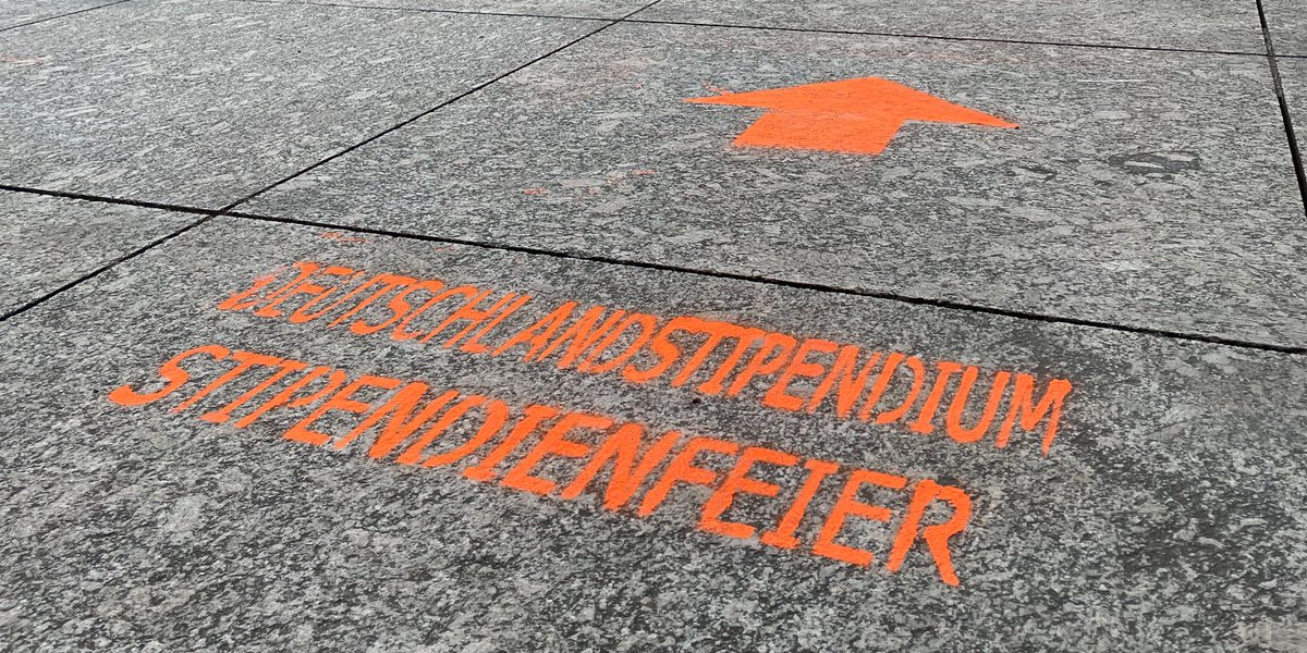 Morgen <a href="/ruhrunibochum/">Ruhr-Universität Bochum</a>. Die Stipendienfeier vom #Deutschlandstipendium. Der Weg zum Veranstaltungszentrum ist schon mal ausgeschildert.