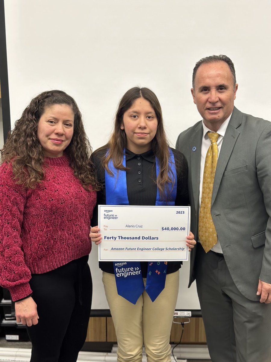 csiseverywhere's tweet photo. Join me in congratulating Alanis on being named a recipient of the 2023 Amazon Future Engineer 40K scholarship. 🎉🎉🎉 We are bursting with pride!
Thank you, @amazon @AmazonNews
@MACESmagnet @LASchoolsEast @LASchools @csteachersorg #CSEquity #csiseverywhere https://t.co/y0S9I0IqK7