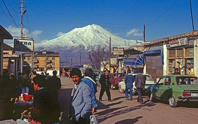 tarihenstitu's tweet photo. Doğubeyazıt, Ağrı, 1990. https://t.co/NuQqjHz3fQ
