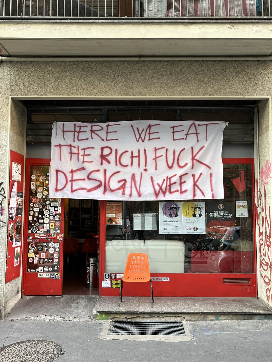 OffTopic_lab's tweet photo. Da @pianoterralab lo gridiamo forte “Here we eat the rich! Fuck #DesignWeek riprendiamoci #Milano contro città vetrina per gli eventi https://t.co/XiMovZ5zeH