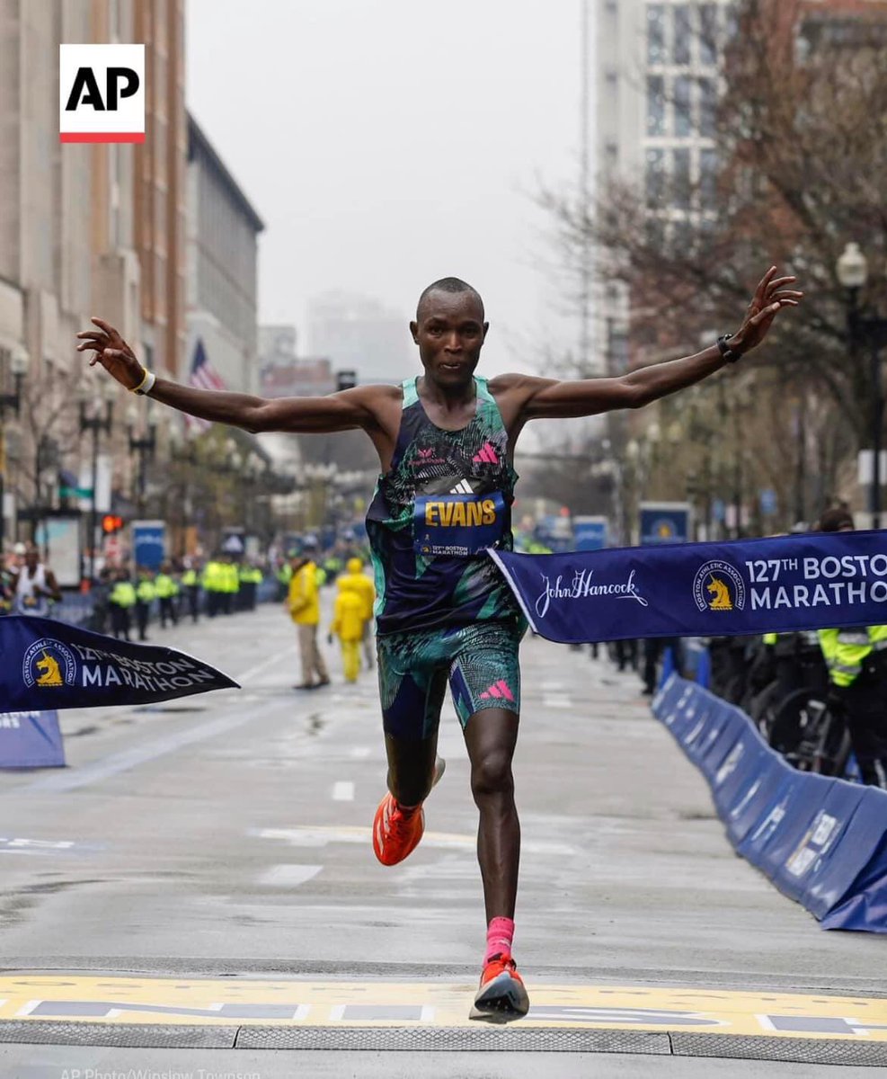 deportakus's tweet photo. El keniata Evans Chebet gana el Maratón Boston 2023 con un tiempo de 2.05.54 en tercer mejor tiempo en la historia del evento.

#BostonMarathon2023 https://t.co/1i1hmtECHf