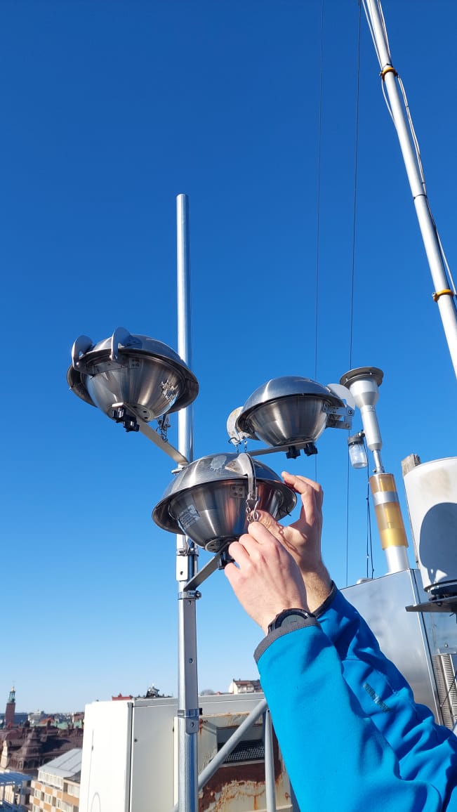 A nice sunny day to recover our air samplers from a roof in central Stockholm 😎 can't wait to see what we will detect in our #HRMS instrument. #TeamMassSpec #AirPollution