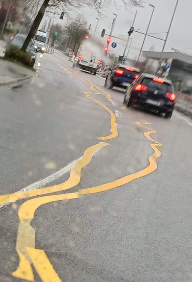 reibekaese_'s tweet photo. Strassenmarkierung, ist das so ne künstlerisch abstrakte Sache in der #Kulturhauptstadt2025? 🤔 😂

Dresdner Straße- Höhe Hauptbahnhof in #Chemnitz. 
*Netzfund https://t.co/1gS7ekB30N