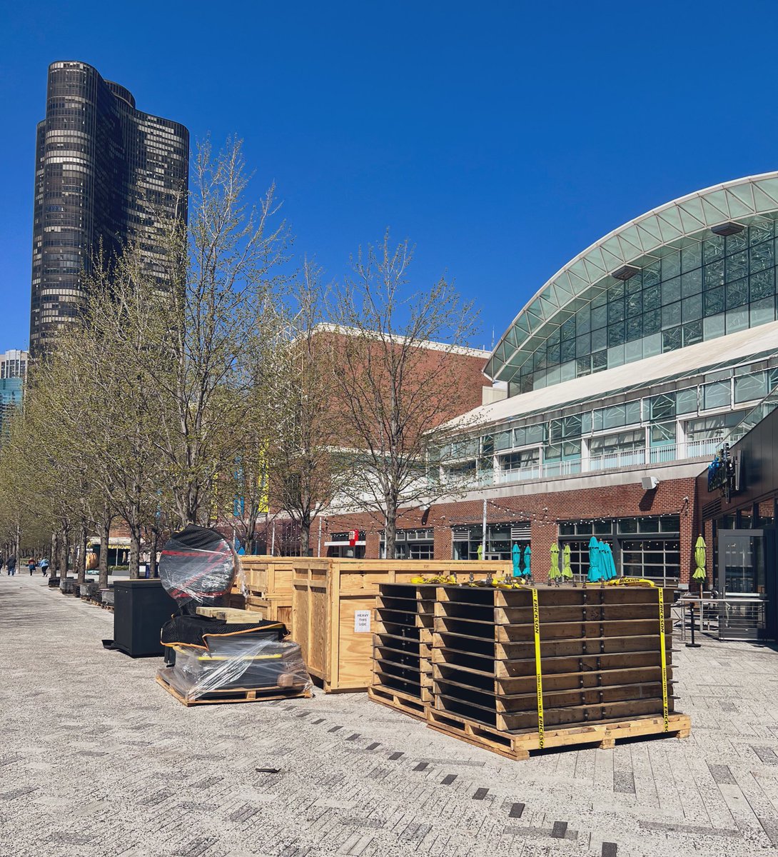 nostalgichm's tweet photo. #SOLSTICE is ready to leave @NavyPier and head back to Canada. It’s a magnificent day, finally my first sunny day in #Chicago ✨☀️

#installation #installationart #publicspace #moving #transport #iregular #jackworld #sunny #work #construction #tuesdayvibe https://t.co/6iwr0zEtJq