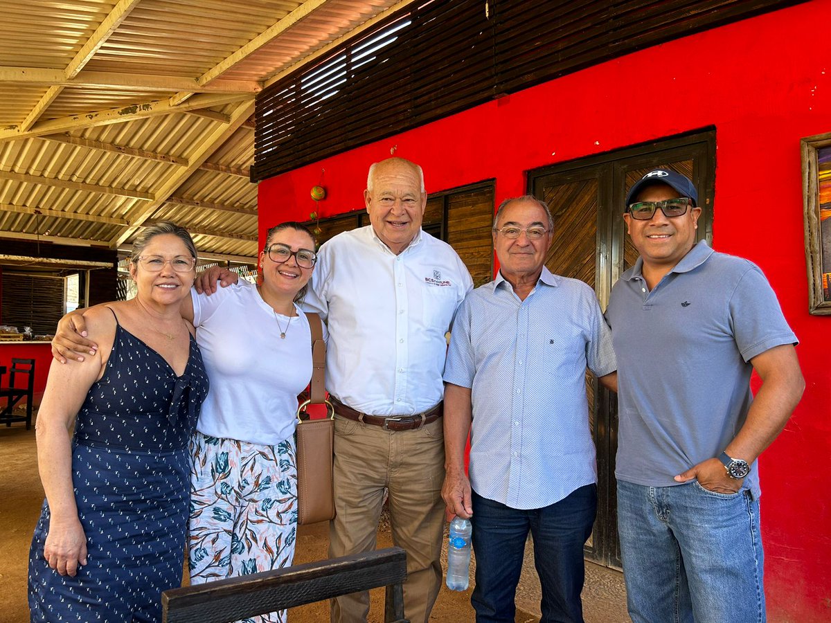VictorCastroCos's tweet photo. Haciendo una parada técnica de camino a la entrega de créditos en El Rosario, tuve el gusto de saludar a turistas que disfrutan de las bellezas de Baja California Sur. ¡Buen martes a todas y todos! 

#BienestarYDesarrollo 
#BCSNosUne https://t.co/M18bjYkCnC