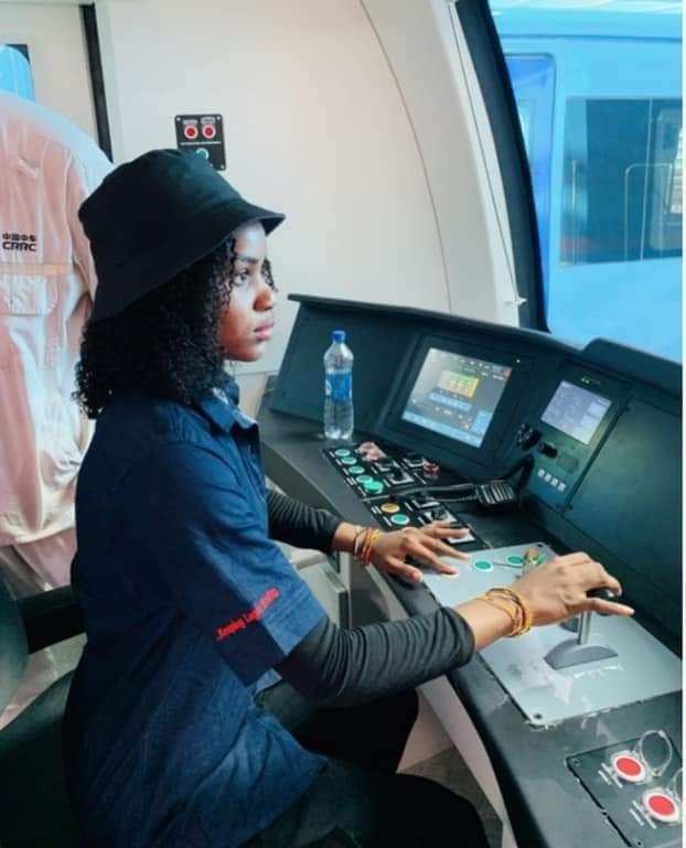 abdullahayofel's tweet image. This is Tonia Somaga, a Mass Communication graduate and now a Lagos Blue Train Driver.

Tonia is from Nnewi in Anambra state!! She enjoy her freedom in Lagos by campaigning against our very own Asiwaju and Sanwo-Olu and nobody deprived her choice.