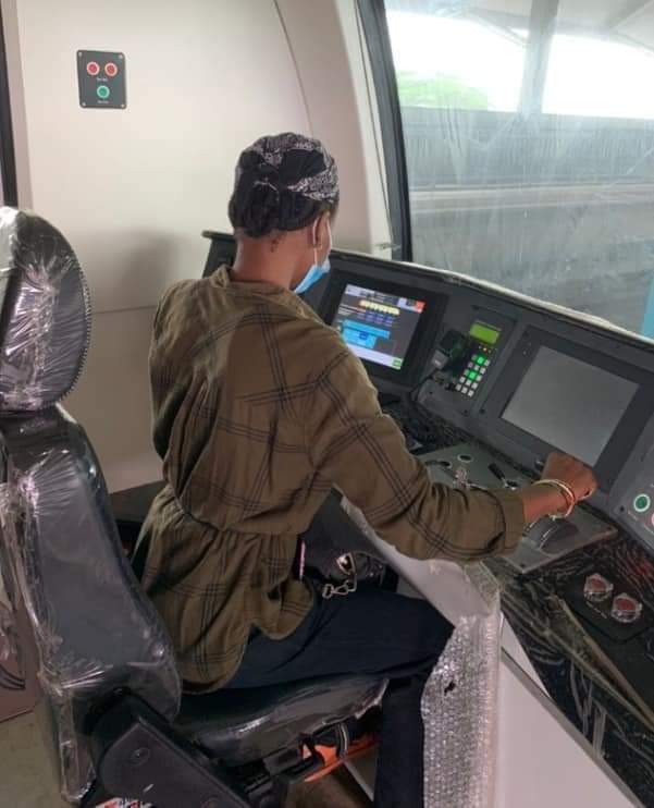 abdullahayofel's tweet image. This is Tonia Somaga, a Mass Communication graduate and now a Lagos Blue Train Driver.

Tonia is from Nnewi in Anambra state!! She enjoy her freedom in Lagos by campaigning against our very own Asiwaju and Sanwo-Olu and nobody deprived her choice.