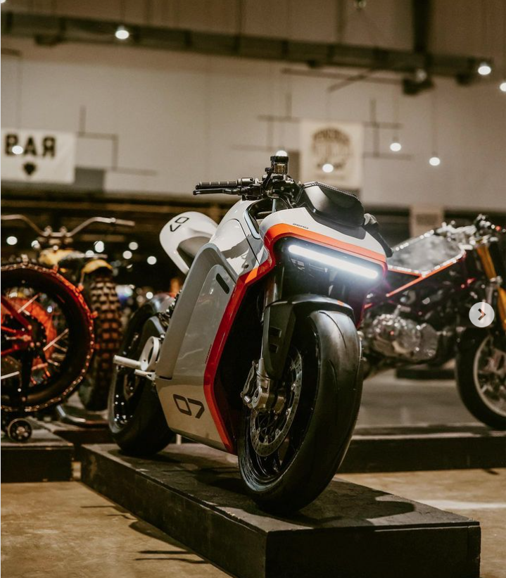 Revista_Moto's tweet image. 🏍 Zero Motorcycles exhibe el primer concept de la SR-X 🏍

📍The Handbuilt Motorcycle Show en Austin, Texas.
📅14, 15 y 16 de abril
👤 Más de 25 mil asistentes

➡ Lee la nota completa en nuestro blog: acortar.link/rNeM6P
.
#RevistaMoto #ZeroMotorcycles