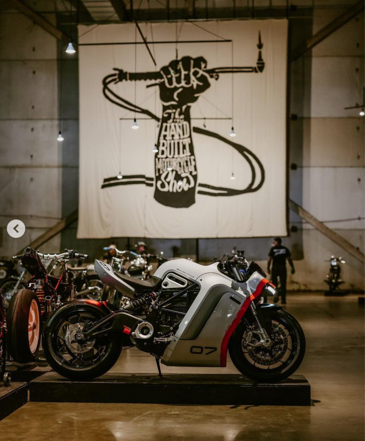 Revista_Moto's tweet image. 🏍 Zero Motorcycles exhibe el primer concept de la SR-X 🏍

📍The Handbuilt Motorcycle Show en Austin, Texas.
📅14, 15 y 16 de abril
👤 Más de 25 mil asistentes

➡ Lee la nota completa en nuestro blog: acortar.link/rNeM6P
.
#RevistaMoto #ZeroMotorcycles