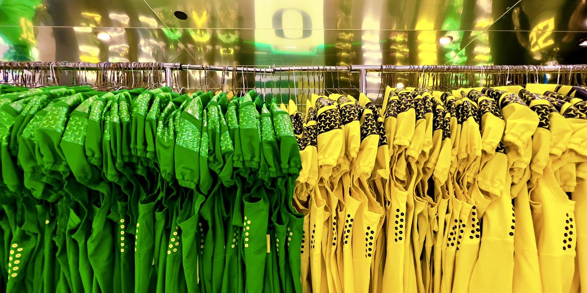 oregonfootball's tweet photo. 🟢 Gearin’ Up 🟡

#GoDucks https://t.co/WZrBp3wpQb