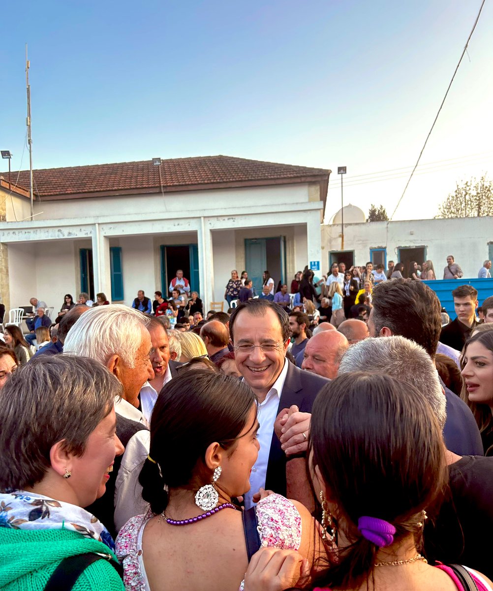 CYpresidency's tweet photo. «Η Αροδαφνούσα, ιστορία και μύθος»
Εκδήλωση με την ευκαιρία της εγγραφής του δημοτικού τραγουδιού στον Εθνικό Κατάλογο Άυλης Πολιτιστικής Κληρονομιάς 🇨🇾 2022, της Κυπριακής Εθνικής Επιτροπής @UNESCO  παρουσία του ΠτΔ @Christodulides στη Χούλου. https://t.co/XeIZXMnX4K
