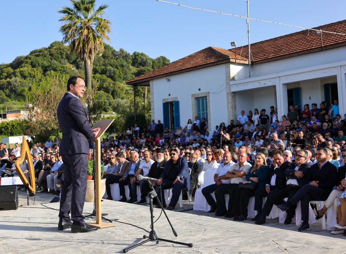 CYpresidency's tweet photo. «Η Αροδαφνούσα, ιστορία και μύθος»
Εκδήλωση με την ευκαιρία της εγγραφής του δημοτικού τραγουδιού στον Εθνικό Κατάλογο Άυλης Πολιτιστικής Κληρονομιάς 🇨🇾 2022, της Κυπριακής Εθνικής Επιτροπής @UNESCO  παρουσία του ΠτΔ @Christodulides στη Χούλου. https://t.co/XeIZXMnX4K