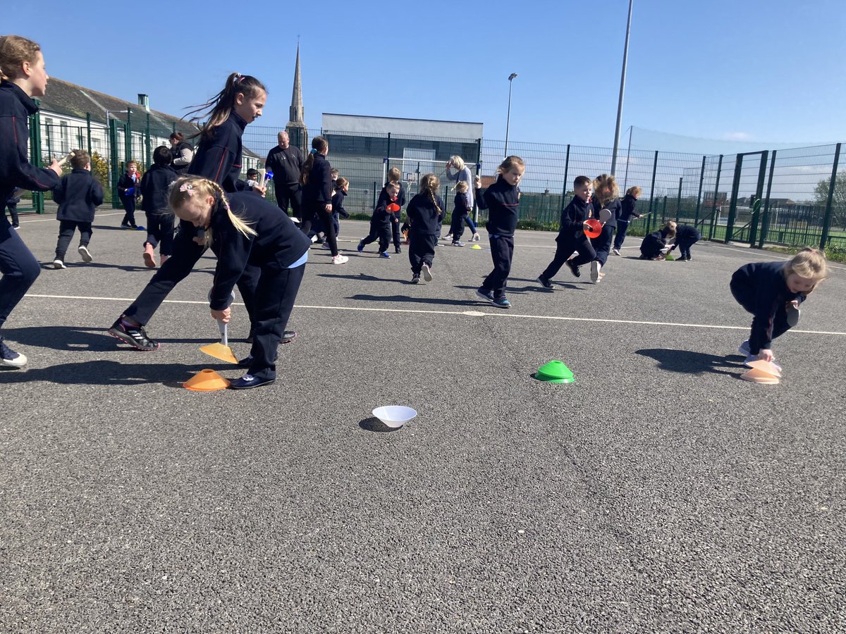 MonahanAl's tweet photo. Started my newest batch of #CamánEverybody in @cbsprimary_wex today with my wonderful assistant @ParleMairead Ms Parle. Fantastic fun was had by all. Huge thanks to @faytheharriers for providing each child with their own Camán Beag. 
@paulmaherhurls 💛💜 https://t.co/TSzcKKtS2S
