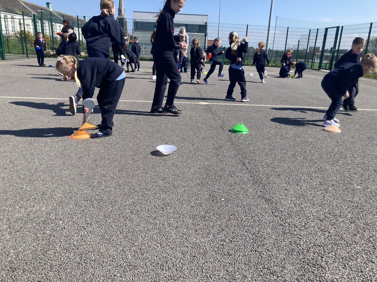 MonahanAl's tweet photo. Started my newest batch of #CamánEverybody in @cbsprimary_wex today with my wonderful assistant @ParleMairead Ms Parle. Fantastic fun was had by all. Huge thanks to @faytheharriers for providing each child with their own Camán Beag. 
@paulmaherhurls 💛💜 https://t.co/TSzcKKtS2S