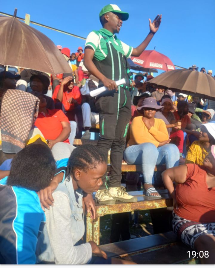 F4SD activist Letlhogonolo Motji reporting back to the community of Ottosdal in North West regarding plans to dissolve Tswaing Local Municipality.
