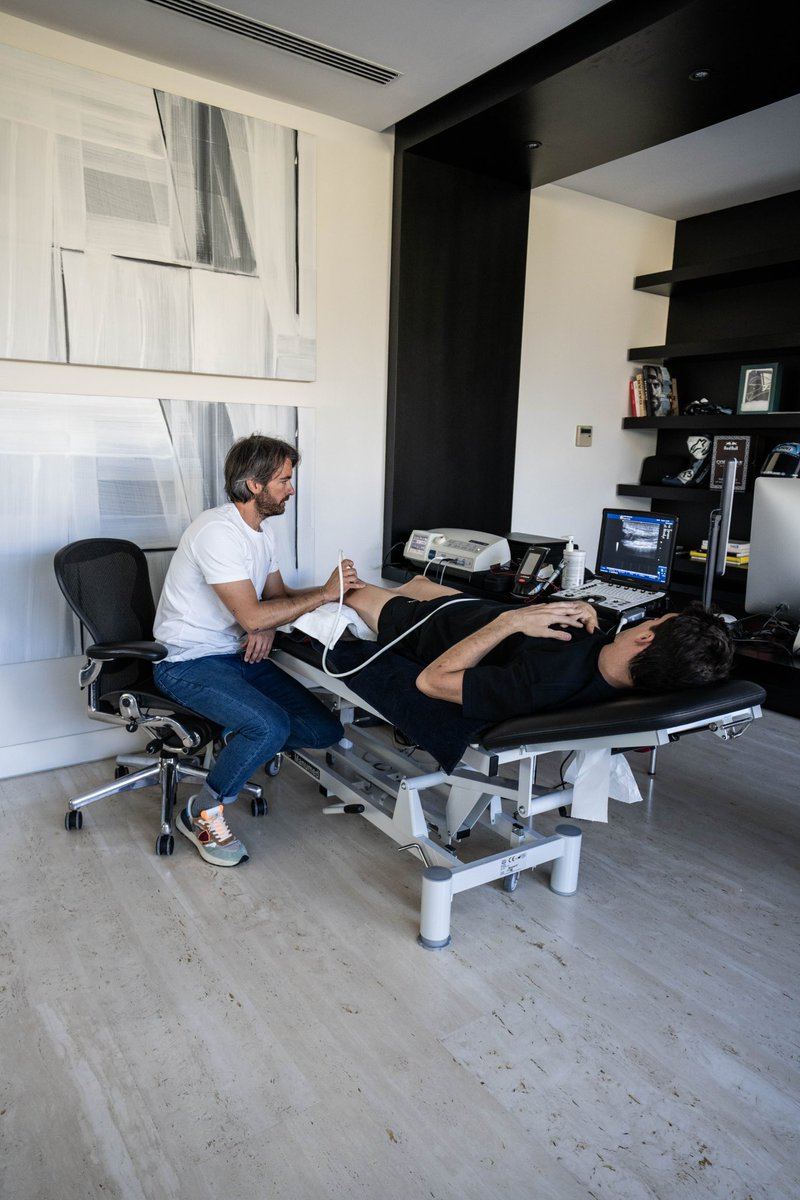 alexmarquez73's tweet photo. Hoy se ha visto con el ecógrafo que, tras el impacto del domingo, hay rotura muscular del vasto externo del cuádriceps y distensión del ligamento. No me va a impedir competir, pero estos días hay que bajar el nivel de entrenos para recuperar de cara a Jerez.

#Alex73 https://t.co/UVC9DZsD00