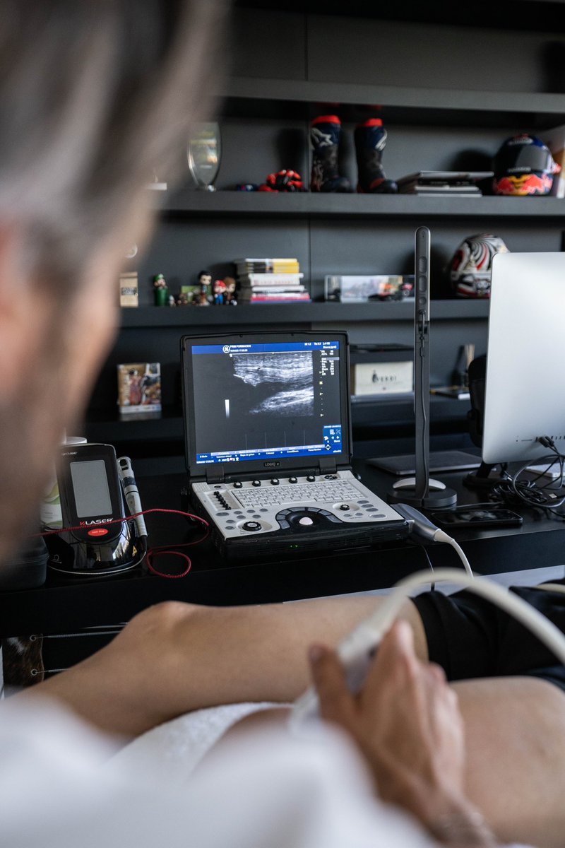 alexmarquez73's tweet photo. Hoy se ha visto con el ecógrafo que, tras el impacto del domingo, hay rotura muscular del vasto externo del cuádriceps y distensión del ligamento. No me va a impedir competir, pero estos días hay que bajar el nivel de entrenos para recuperar de cara a Jerez.

#Alex73 https://t.co/UVC9DZsD00