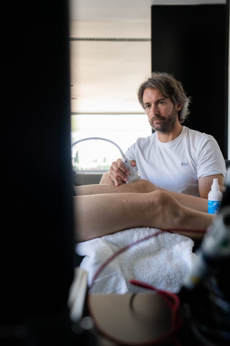 Hoy se ha visto con el ecógrafo que, tras el impacto del domingo, hay rotura muscular del vasto externo del cuádriceps y distensión del ligamento. No me va a impedir competir, pero estos días hay que bajar el nivel de entrenos para recuperar de cara a Jerez.

#Alex73