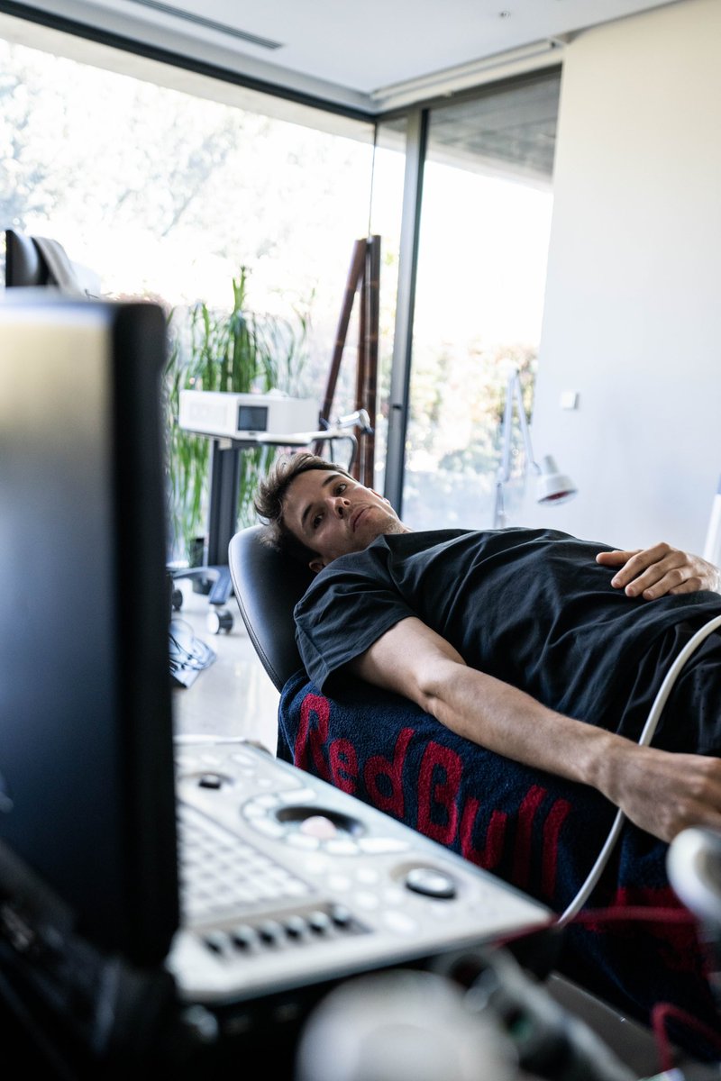 alexmarquez73's tweet photo. Hoy se ha visto con el ecógrafo que, tras el impacto del domingo, hay rotura muscular del vasto externo del cuádriceps y distensión del ligamento. No me va a impedir competir, pero estos días hay que bajar el nivel de entrenos para recuperar de cara a Jerez.

#Alex73 https://t.co/UVC9DZsD00
