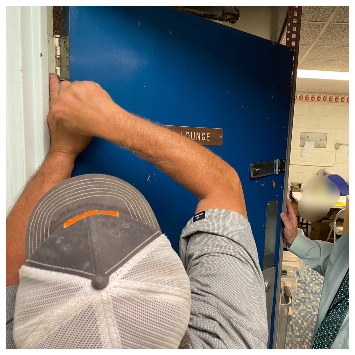 M_Wills2329's tweet photo. Did I mention it takes a village? #doorprobs #teamDES @Desbears @DCS_TN https://t.co/lK3KVwVa9D