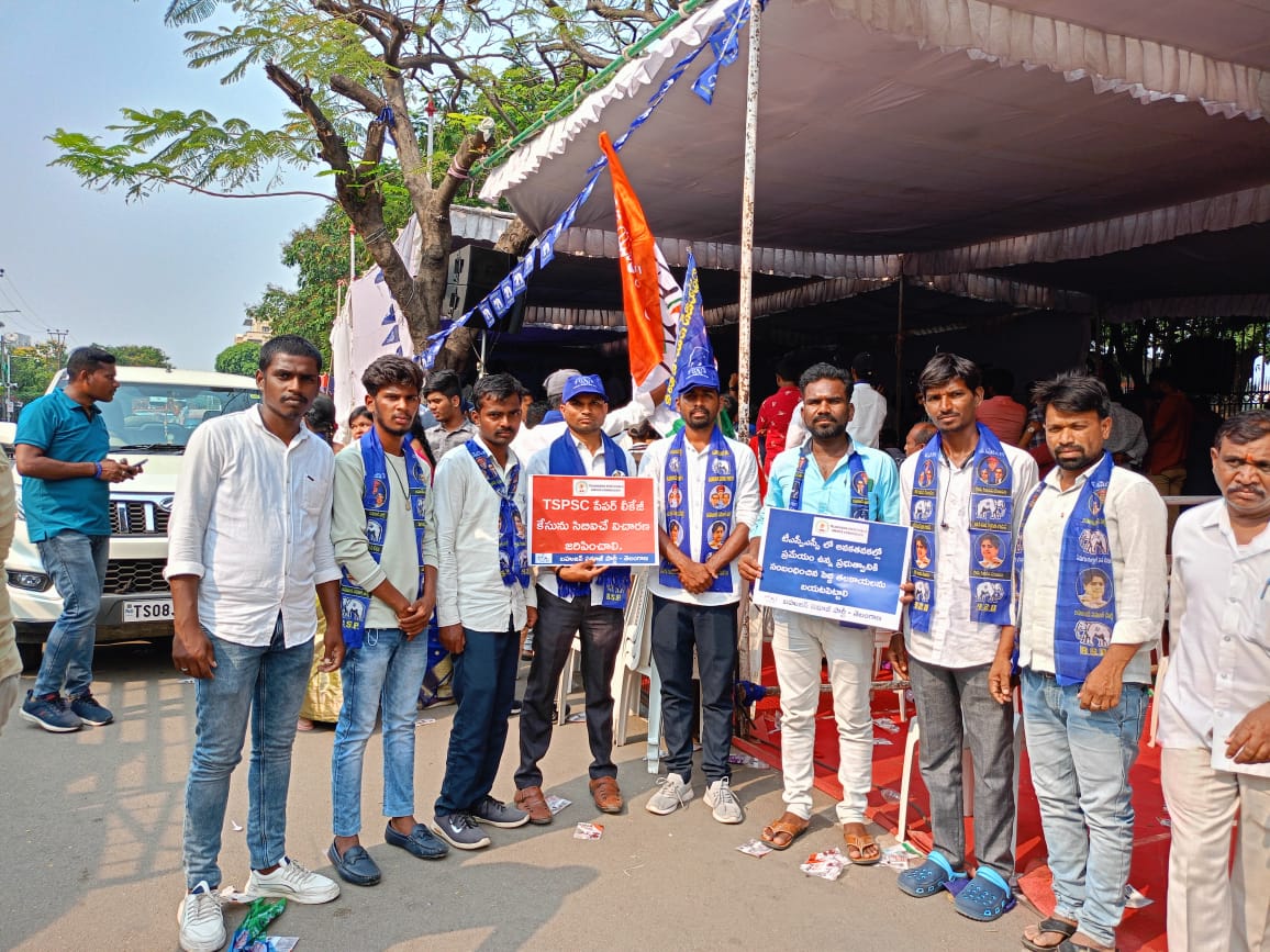 Bsp4G's tweet photo. తెలంగాణ 30 లక్షల నిరుద్యోగులకు అండగా ఇందిరాపార్కు వద్ద అఖిలపక్ష నిరుద్యోగ భరోసా దీక్షలో #bspgajwel నాయకులు పాల్గొని,నిరసన దీక్షను విజయవంతం చేయడం జరిగింది🐘✊
#TSPSCPaperLeaks @TSPSCofficial
#KCRFailedTelangana
#LiberateTelanganaAgain #Justice2Unemployed
#BSP4Telangana #RSP https://t.co/F1wTh8NgxH