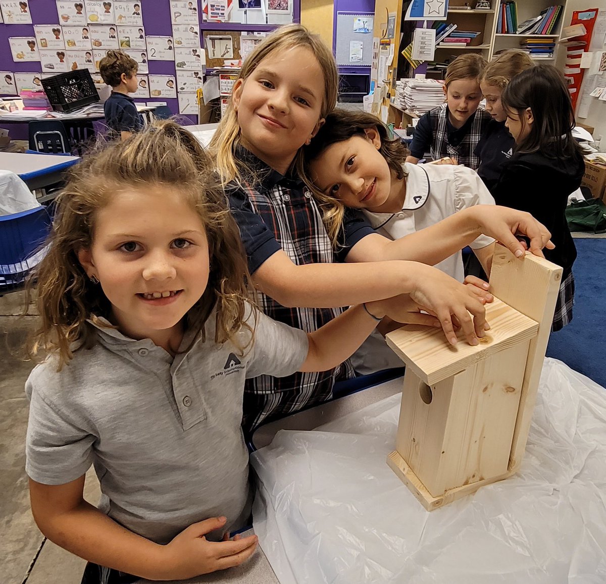 Jour 2 de la semaine de la Terre: Quand les élèves du lycée travaillent sur un projet avec les CE1 aboutissant sur la construction d’un nichoir. #birdhouse #nichoir #EarthDay <a href="/awtyintlschool/">Awty Intl. School</a>