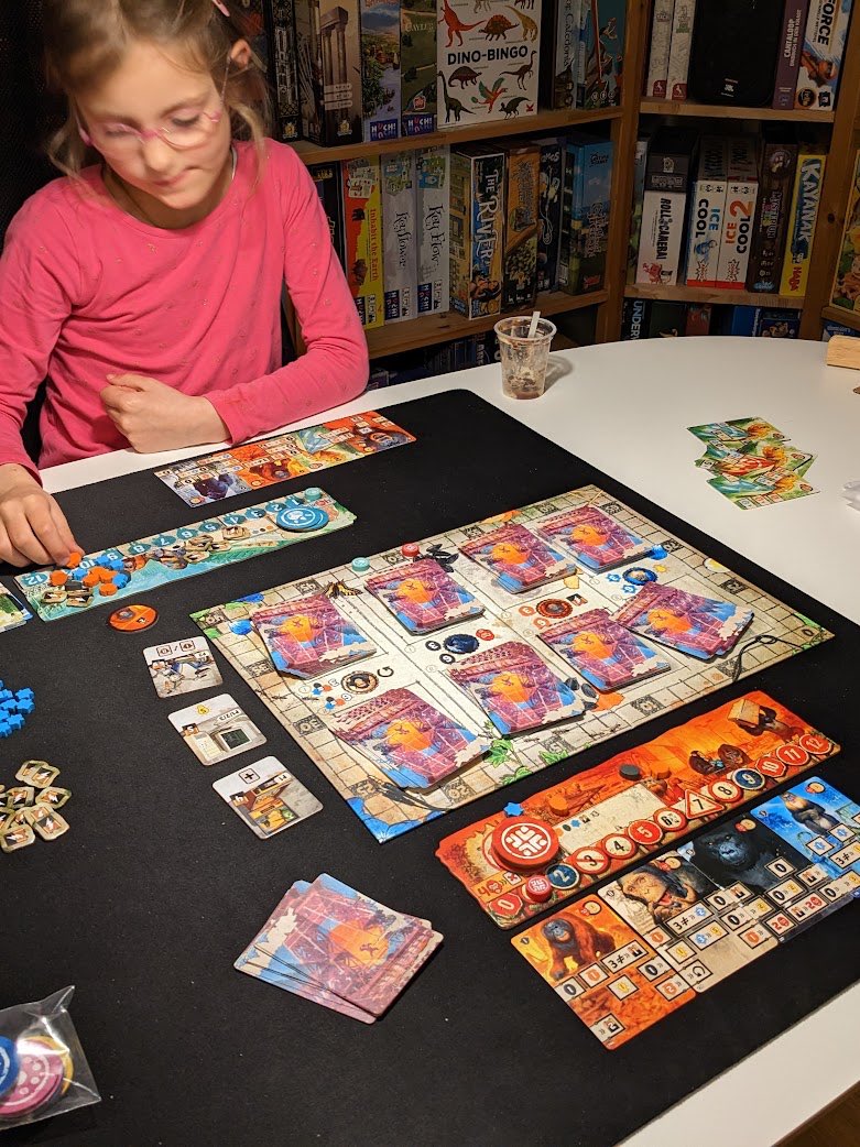 Eine kleine Runde gegen Prinzessin Immergrün in My Lil’ #Everdell <a href="/StarlingGames/">Starling Games</a> <a href="/pegasusspiele/">Pegasus Spiele</a> gewonnen und #AfterUs <a href="/CatchUpGames/">Catch Up</a> bringt Luise und mir echt Laune. #boardgames