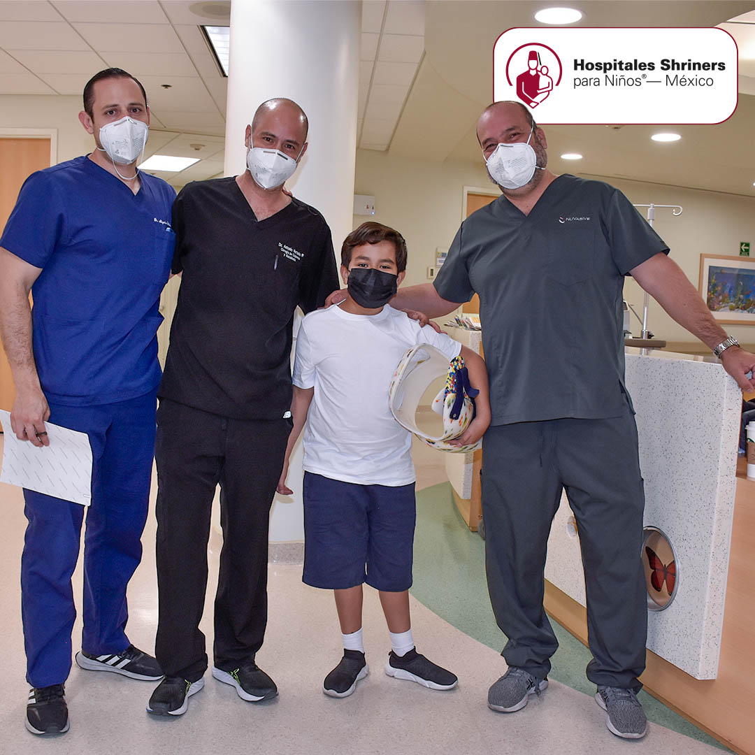 ShrinersMEX's tweet photo. Para nuestros pacientes, sus médicos son los súper héroes quienes los ayudan en alcanzar sus sueños. 

El @ShrinersMEX brinda atención en ortopedia y por secuelas de quemaduras a niños de 0 a 18 años, sin ningún costo.
https://t.co/KNYrH9ibs5 https://t.co/38c8EsGdbQ