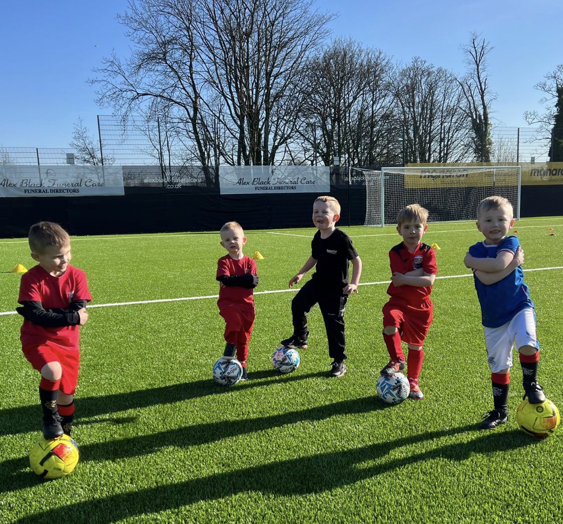 DrumchapelU's tweet photo. Our 2018s back outside tonight on the pitch from being inside the games hall for the last 3 months @ScotFAWest https://t.co/5lBvnA0rd4