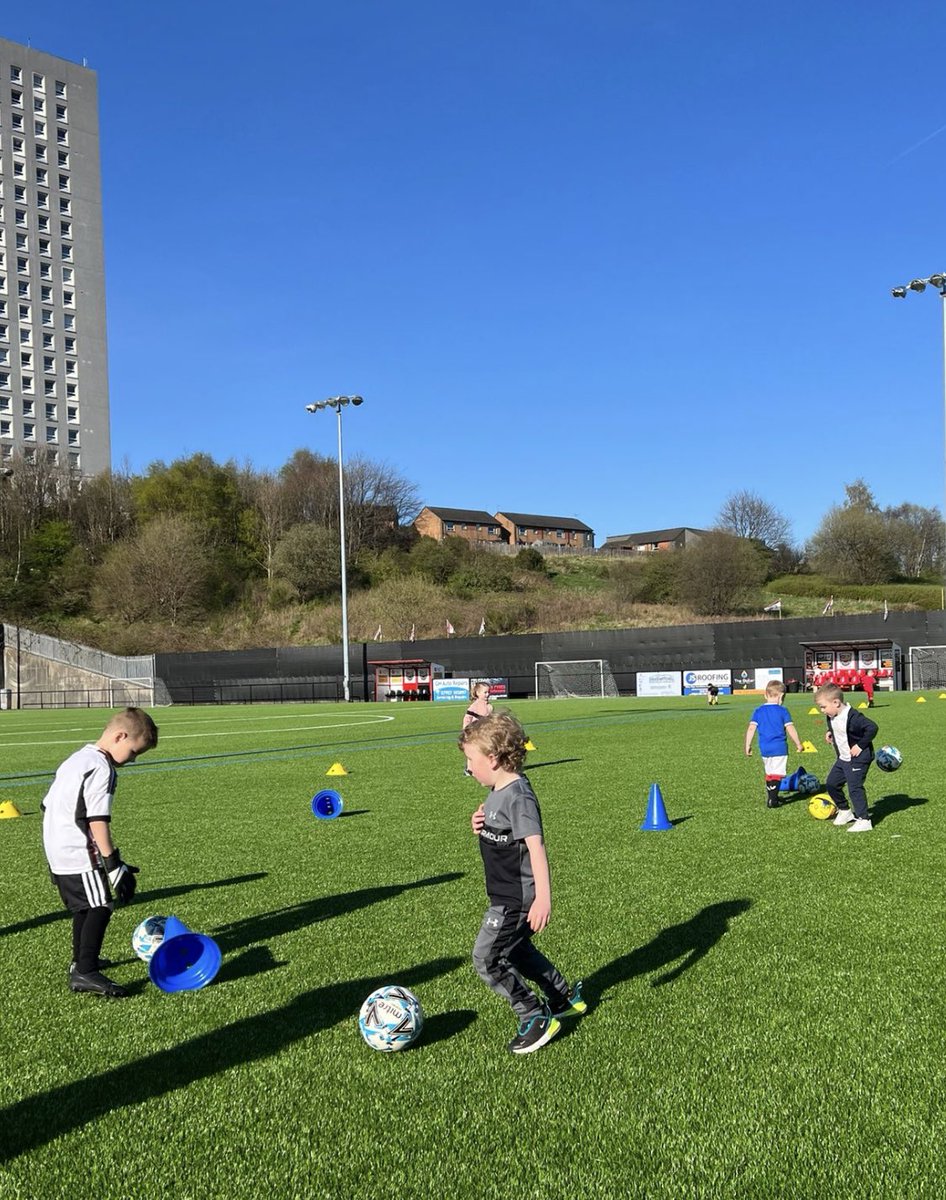 DrumchapelU's tweet photo. Our 2018s back outside tonight on the pitch from being inside the games hall for the last 3 months @ScotFAWest https://t.co/5lBvnA0rd4