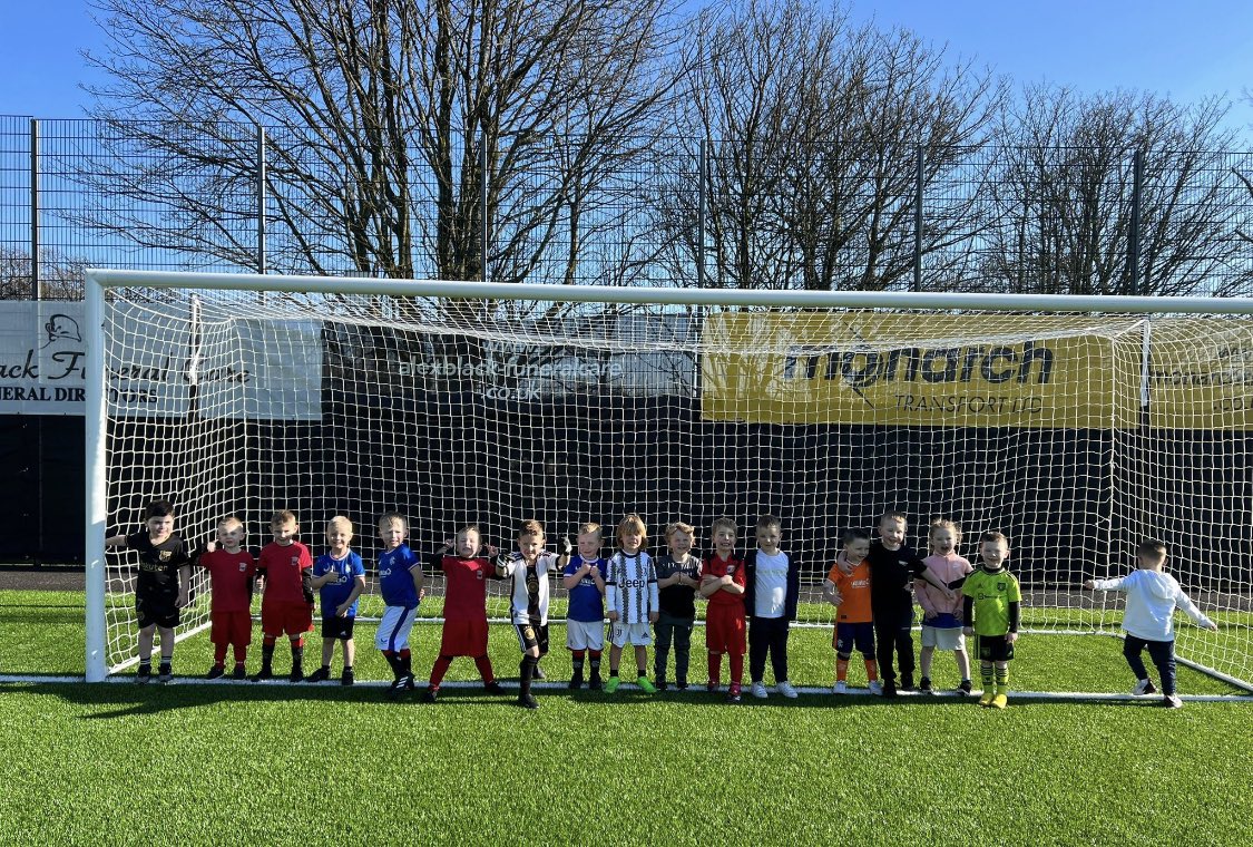 DrumchapelU's tweet photo. Our 2018s back outside tonight on the pitch from being inside the games hall for the last 3 months @ScotFAWest https://t.co/5lBvnA0rd4