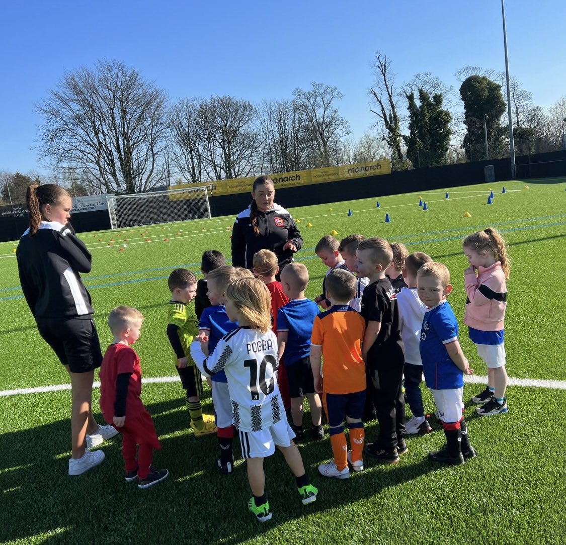 DrumchapelU's tweet photo. Our 2018s back outside tonight on the pitch from being inside the games hall for the last 3 months @ScotFAWest https://t.co/5lBvnA0rd4